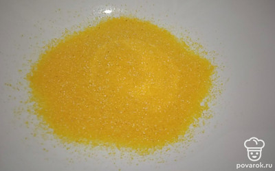 Всыпьте поленту (кукурузную крупу). Посолите. Варите, помешивая, 5 минут.