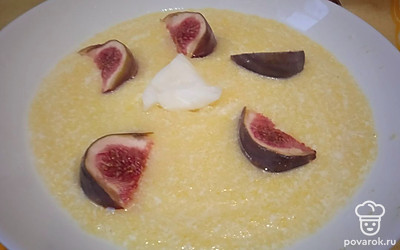 Сверху выложите нарезанный инжир.