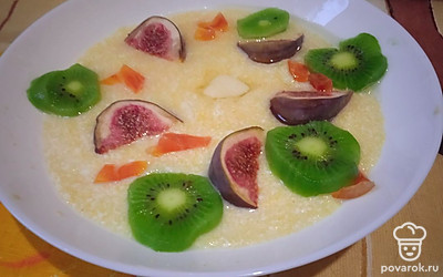 Добавьте нарезанное киви.