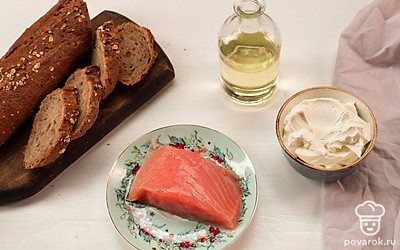 Нарежьте семгу тонкими ломтиками.