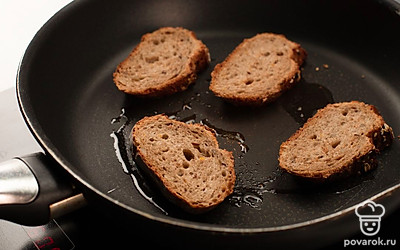 На сковороде с разогретым маслом подрумяньте хлеб (около 2 минут с каждой стороны).