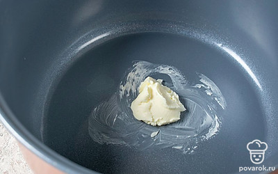 Чашу мультиварки смажьте 1 ст.л. сливочного масла. 