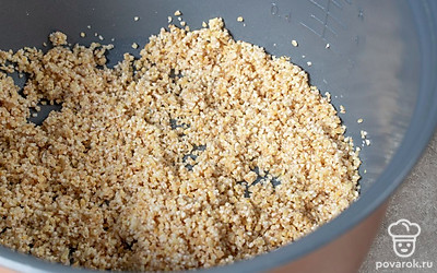 Выложите в мультиварку промытую ячневую крупу. 
