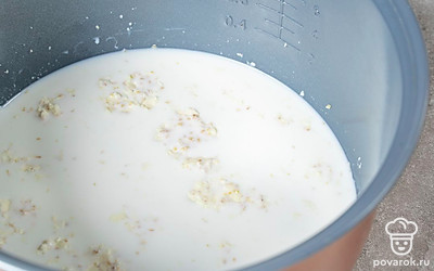 Добавьте к крупе молоко и хорошо перемешайте. Дайте каше постоять 5-7 минут без нагрева. 