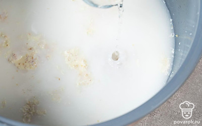 Через некоторое время влейте в мультиварку воду. Перемешайте ингредиенты. 