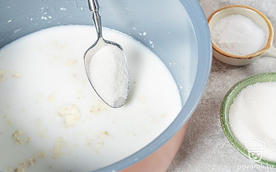 Всыпьте в кашу соль и сахар, а затем снова перемешайте.