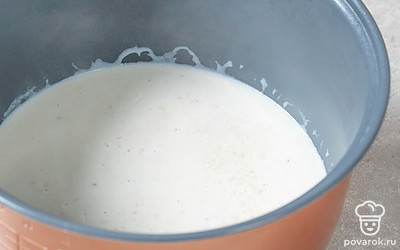 Закройте чашу мультиварки крышкой и поставьте режим «Молочная каша». Оставьте блюдо готовиться на 15 минут. 