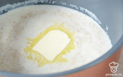 Когда каша будет готова, выключите нагрев, добавьте в мультиварку немного сливочного масла и оставьте настаиваться при комнатной температуре на 10 минут.