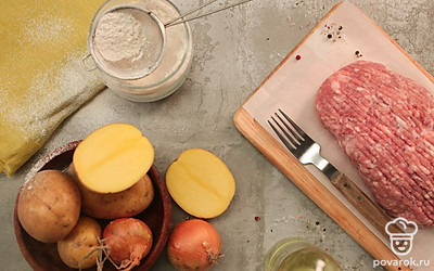 Вымойте и очистите овощи. Разогрейте духовку до 180°C.