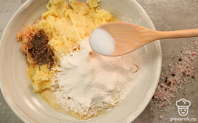 Мелко натрите лук и картофель, добавьте к ним соль, молотый перец и муку. Перемешайте массу и при необходимости аккуратно слейте сок.