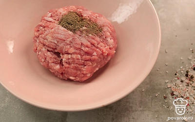 Посолите и поперчите фарш, затем сформируйте из него плоские котлеты.