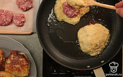 На разогретое масло выложите по 1 ст. л. картофельной массы, слегка придавите ложкой и разровняйте. На картофельные лепешки выложите по одной мясной котлете. На мясную начинку выложите еще по 1 ст. л. картофельной массы и снова разровняйте.