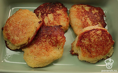 Жарьте драники с начинкой на умеренном огне по 2-3 минуты с каждой стороны. Затем переложите их на противень и отправьте на 30 минут в духовку, разогретую до 180°C.