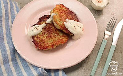 Подавайте драники горячими.