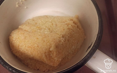 Отвариваем пшеничную кашу в подсоленной воде в течение 20 минут. 