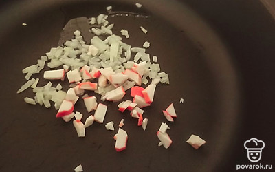 Репчатый лук и крабовые палочки мелко нарезаем и обжариваем на растительном масле. 