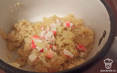 Далее смешиваем крабовые палочки и лук с пшеничной кашей. 