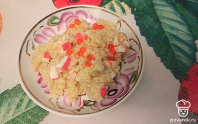 Украшаем блюдо красной икрой и подаем к столу.