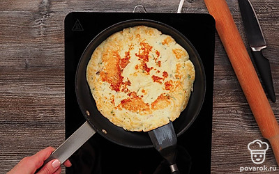 Пожарьте хачапури. На разогретую сковороду выложите тесто, равномерно распределите, накройте крышкой и жарьте на медленном огне минут 8, пока тесто не схватится сверху. Переверните. Жарьте еще минуты 3, пока тесто не станет румяным. Положите готовую лепешку на блюдо и смажьте кусочком сливочного масла.