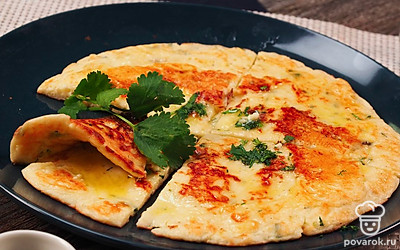 Подавайте хачапури с любым соусом по вкусу. Хорошо подойдет чесночный, томатный, сацебели. Также можно подать лепешки со сметаной. Если предпочитаете поострее, то присыпьте блюдо молотым черным перцем.