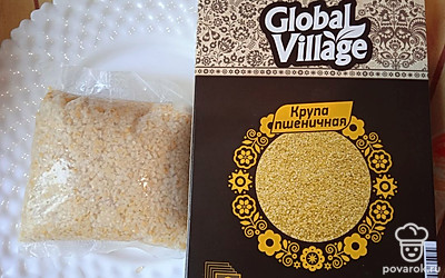 Отварите пшеничную крупу 30 минут в кипящей воде.