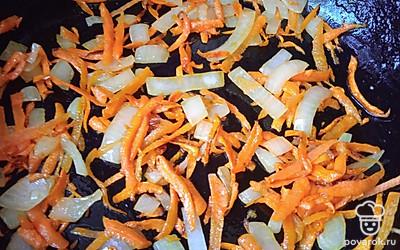 Обжарьте на сковороде, смазанной растительным маслом, нарезанный лук и натертую на терке морковь 5 минут.