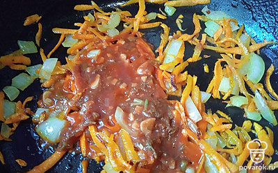 Добавьте кетчуп и измельченный зубчик чеснока. Перемешайте. Тушите на медленном огне еще 5 минут.