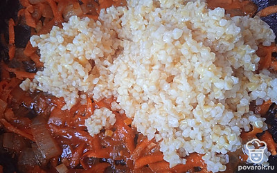 Добавьте отваренную пшеничную крупу.