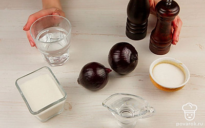 Подготовьте все необходимые ингредиенты, лук помойте и очистите. Вскипятите 1 стакан воды.