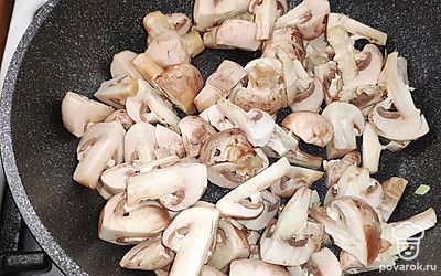 Грибы обжарить на сухой сковороде.