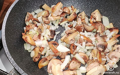 Затем добавить растительное масло и мелко нарезанный лук, протушить до готовности.