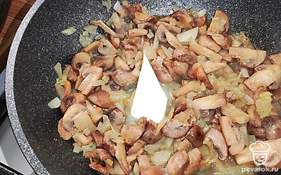 К грибам добавить сливочное масло. Оно придаст гарниру сливочный вкус.