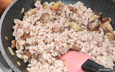 Соединить кашу с грибами. Обжарить несколько минут и подавать.