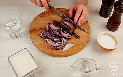 Лук нарежьте полукольцами и выложите в миску.