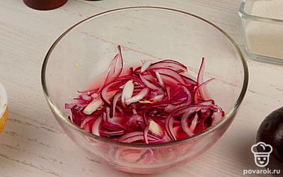 Залейте лук кипятком на 3-5 минут так, чтобы вода полностью покрывала его.
