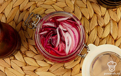 Слейте основную часть воды и добавьте к луку сахар, соль и уксус. Переложите лук в банку с крышкой и оставьте мариноваться еще на 30 минут.