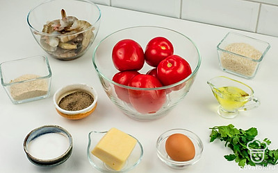 Помойте помидоры. Креветки очистите от панцирей и удалите из них кишечные жилы. Зелень ополосните и просушите с помощью бумажного полотенца. Поставьте духовку разогреваться до 180°С.