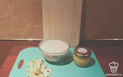 Промыть овсянку, залить холодным молоком и варить до готовности. В самом конце варки посолить кашу по вкусу. Помыть яблоко. Очистить от кожуры, нарезать мелкими кусочками.