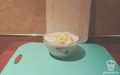 Подождать, пока каша немного остынет. Добавить нарезанное яблоко. Положить мед и перемешать. Блюдо готово.