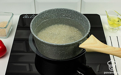 Поставьте вариться рис. Промойте его 2-3 раза, пока вода не станет более-менее прозрачной. Залейте рис холодной водой в соотношении 1:1,5 и поставьте на огонь. Когда вода закипит, убавьте огонь до минимума и накройте рис крышкой. Варите его примерно 10-15 минут до полного впитывания воды.