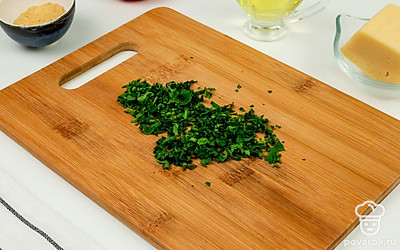 Порубите петрушку.