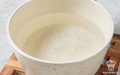 Воду налейте в сотейник и доведите до кипения.