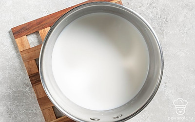 Молоко налейте в антипригарную кастрюлю и доведите до кипения.