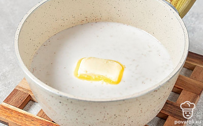 Добавьте в кашу сливочное масло. Перемешайте и оставьте кашу под крышкой на 10 минут.