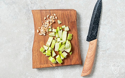 Для подачи яблоко нарежьте кубиком, кешью слегка измельчите ножом.