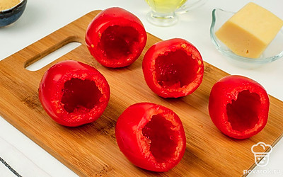 Удалите из помидор сердцевины.