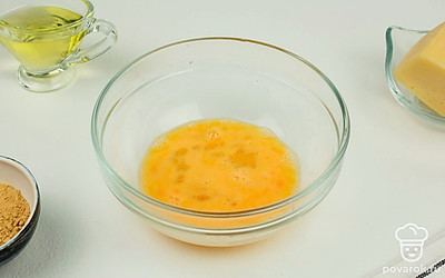 В миску разбейте яйцо и взболтайте.