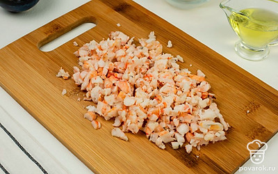 Готовые креветки измельчите.