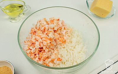 В глубокой чаше соедините отварной рис и креветки.