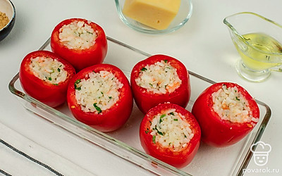 Начините получившейся начинкой помидоры и выложите их в форму для запекания.